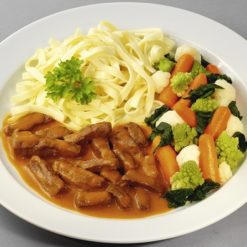 Schlemmergeschnetzeltes vom Rind in Paprika-Rahmsoße mit Gartengemüse und Bandnudeln