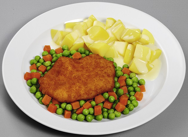 Putenschnitzel mit Erbsen und Möhren, dazu Kartoffelwürfel in Käsesoße ...
